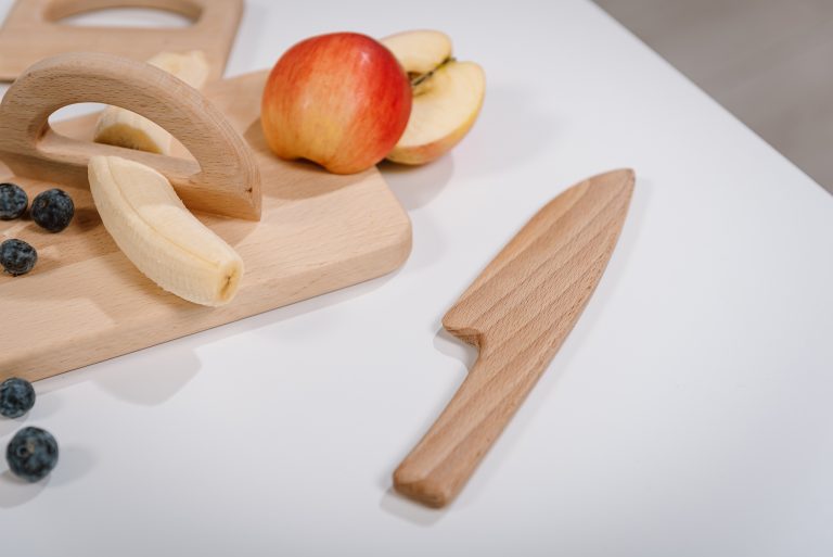 Set of 3 wooden knives with WOODJOY board