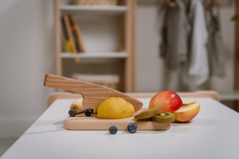 Set of 3 wooden knives with WOODJOY board