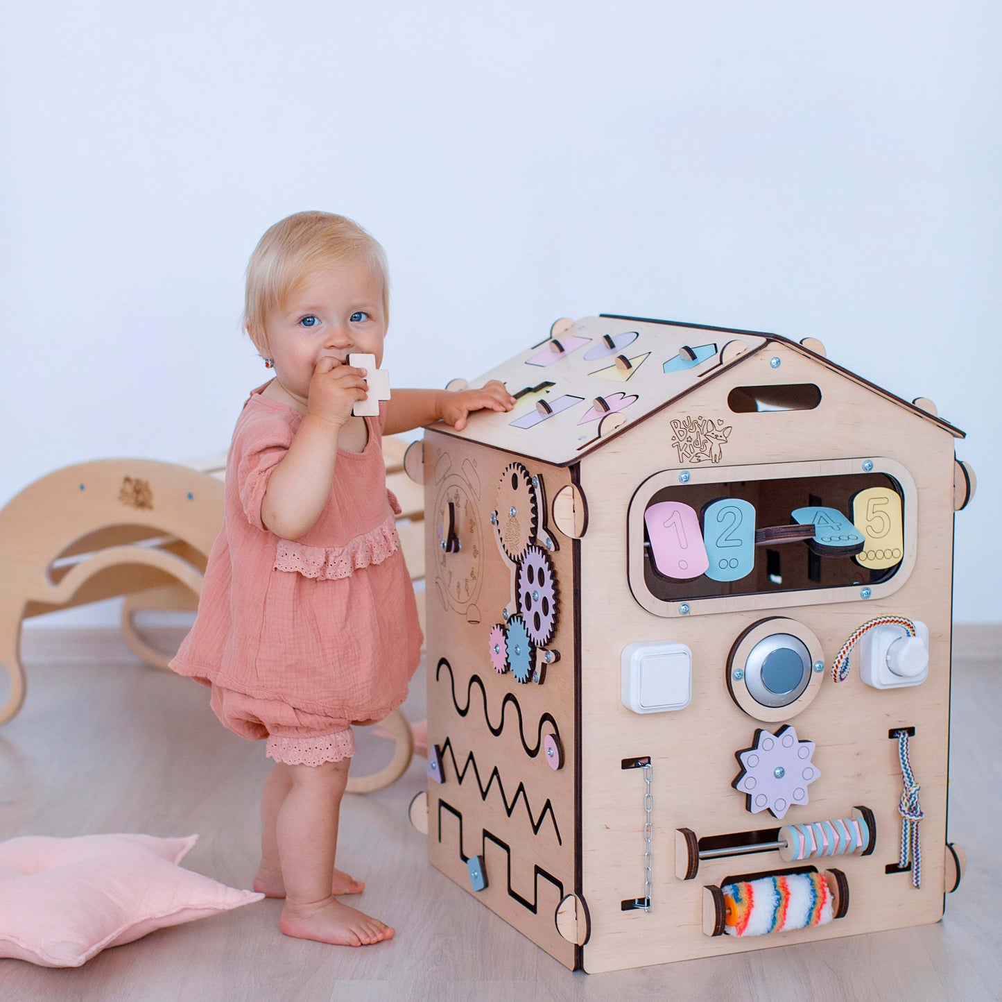 Maisonnette d'activité bois BUSYKIDS